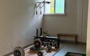 '복도 헬스장' 차린 무개념 이웃…"위법 아닌가요?"