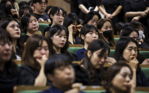 교사 10명 중 3명 "사적연락 민원에 부담"