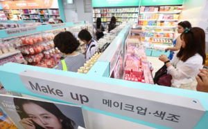 알뜰한 여자 많다?…다이소, 새 '번따 성지' 논란