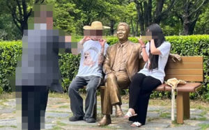 "봉하마을서 '일베 손가락' 사진, 제정신인가"