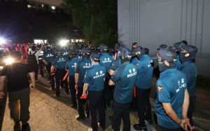 선관위 "이송 강행 안 해"…잠실7동 8시간째 대치