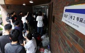 '투표용지 부족사태' 잠실 투표함 반출 무산