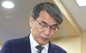 '투표지 부족 사태' 선관위원장 사의 수용