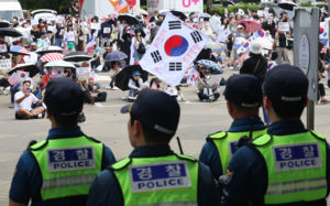 과격해지는 개표소 시위…경찰 "폭행땐 검거"