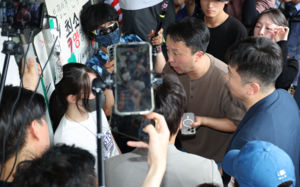 시위자 1명에 막혀 잠실 개표소 못 들어갔다