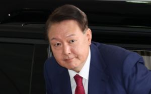 경찰, 尹 접견조사 요구…李 저격글 관련