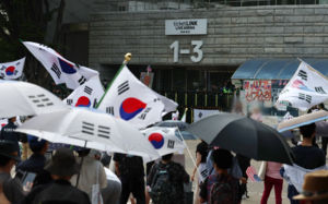 올다르크 추앙·자해 소동…변해가는 개표소 시위
