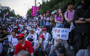 경찰, '개표소 침입' 3명 특정…시위대 수사 속도