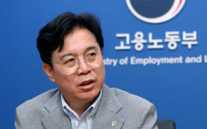 노동장관 "초과이윤 논의, 공산주의 아냐"
