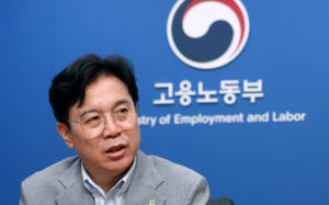 노동장관 "초과이윤 논의, 공산주의 아냐"