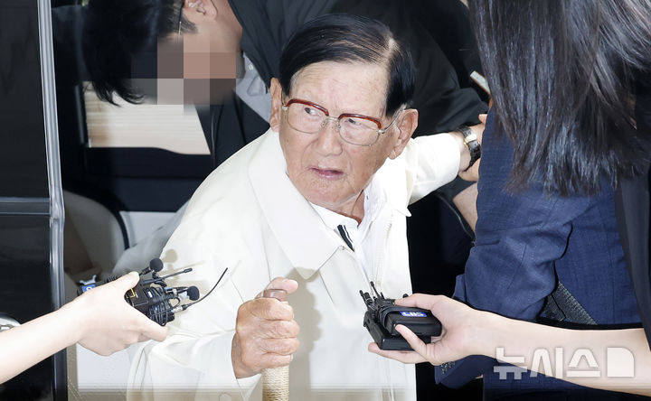 신천지 교주 이만희 구속영장…당원가입 의혹