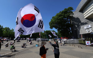 봉쇄된 잠실 개표소…선관위 대관료 7배 증가