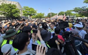 눈 찌르고 돌로 가격…잠실 시위 신고 잇따라
