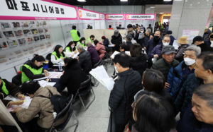 일해야 하는 노년…구직자 5명 중 1명은 60대