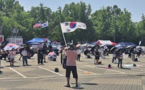 개표소 봉쇄 장기화·무더위에 시위도 주춤