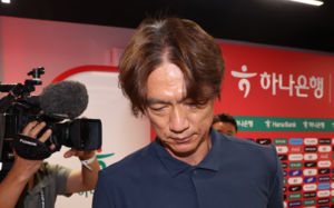 계란·엿 날아들라…홍명보 귀국에 경찰 100명