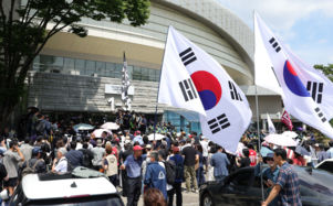 '개표소 시위' 경찰 폭행 男 2명 구속기로