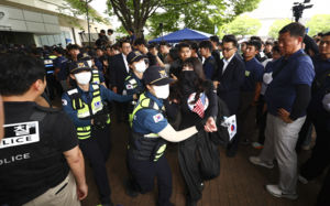 폭행·침 뱉기…선넘은 개표소 봉쇄 시위