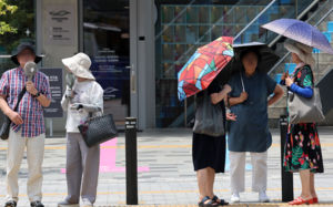 "아침부터 숨이 턱"…37도 폭염에 시민들 '헉헉'
