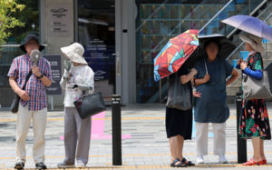 "아침부터 숨이 턱"…37도 폭염에 시민들 '헉헉'