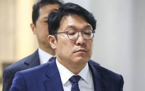 "김상민 보고서 속 커터칼, 李피습 축소 의도"