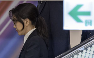 대법, 김건희 선고 하루 앞두고 무기한 연기