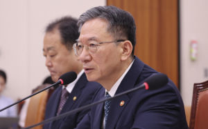 정성호 "새 술은 새 부대서" 거듭 사퇴 시사