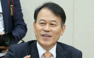 '관저 의혹' 윤한홍 의원, 특검 피의자 출석