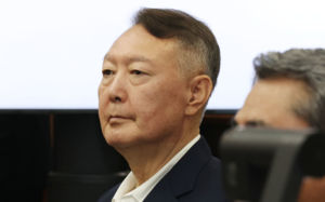 특검, '비상계엄 정당화 메시지' 尹·신원식 기소
