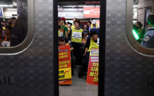 전장연, 지하철 시위 전면중단…버스는 계속