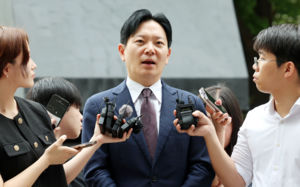 박상용, '선서거부' 경찰 출석…"수사력 낭비"