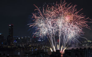 '불꽃축제' 여의도 교통통제…인파관리 총력