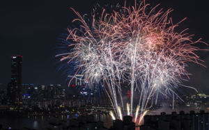 '불꽃축제' 여의도 교통통제…인파 관리 총력