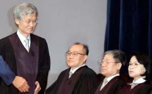 조희대, 신임 법관들에 "사법독립 흔들려선 안돼"