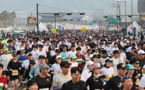 버스노선 바뀌어 걸어가…서울 내 마라톤 불편 호소