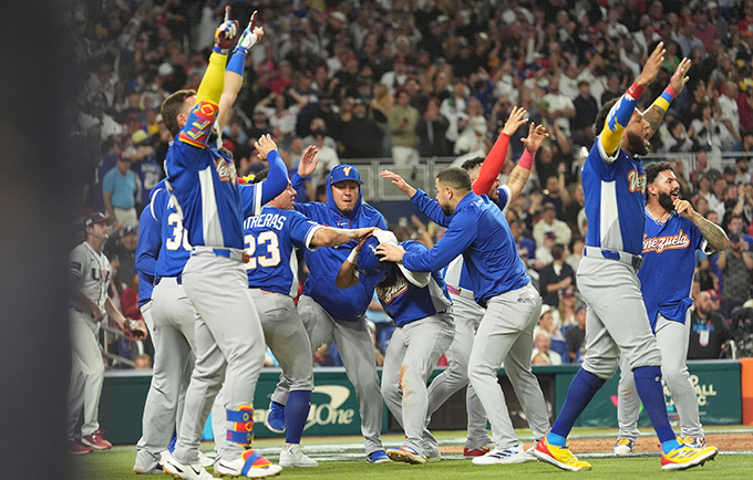 베네수엘라, WBC 첫 우승 '마두로 더비'서 미국 제압