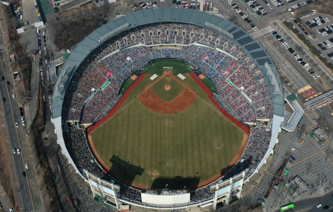 뜨거운 열기 속 시즌 시작 KT-LG 잠실 개막전 만원 관중