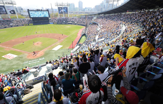 WBC서 자존심 구겼는데 K-야구, 오히려 흥행 폭발