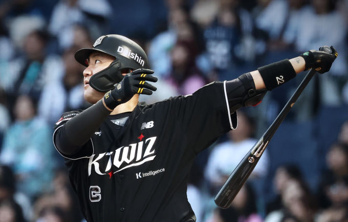 '장성우 연장 결승타' KT 연이틀 LG에 끝내기 승리