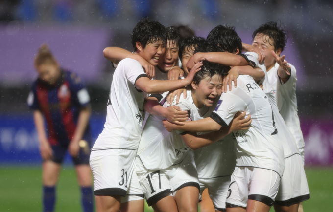 남북 여자축구 우중 혈투 속 수원FC, 내고향에 1-2 역전패