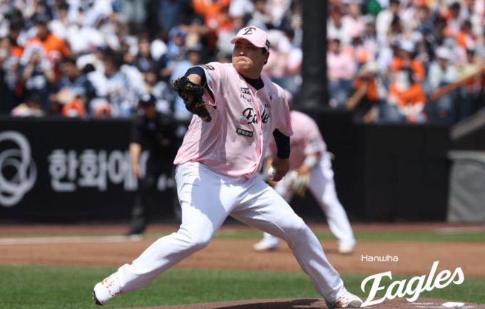 '한미 통산 200승' 달성 &nbsp;류현진, 대전서 금자탑