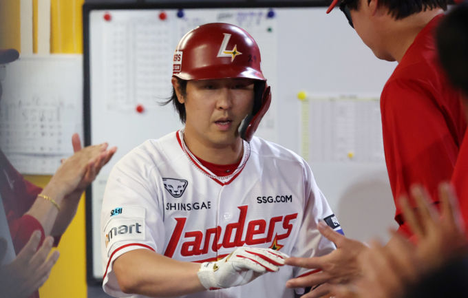 SSG 최정, KBO 최초 11시즌 연속 '20홈런'