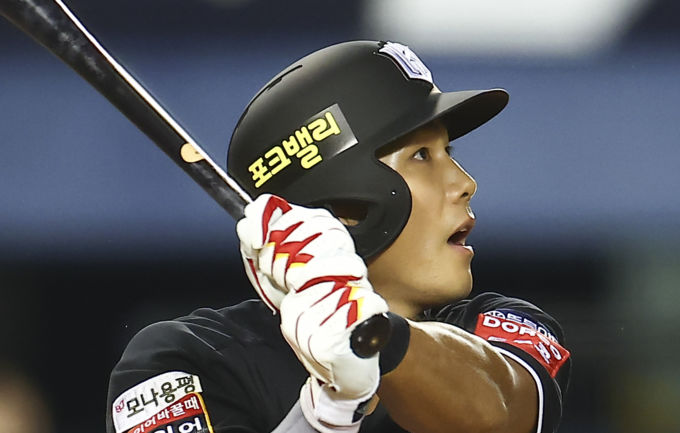 '장진혁 11회 끝내기 홈런' KT 두산 꺾고 선두 수성