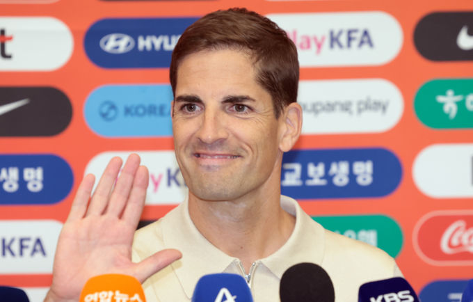 "한국 국민이 자부심 갖게 할 것" '축구 임시 감독' 모레노 입국 회견