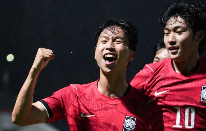 '엄지성 해트트릭' 남자 축구 카타르 4-1 제압…대회 첫 승