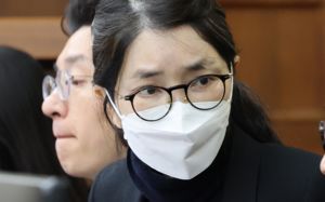 '첫 법정대면' 尹, 김건희 바라보며 옅은 미소