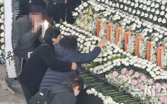 "우리 아들, 왜 여기 있어" 주저앉은 유족