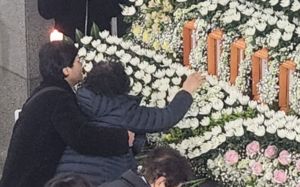 "우리 아들, 왜 여기 있어" 주저앉은 유족