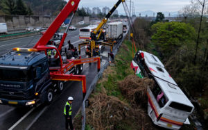 대구 북구서 관광버스 추락…승객 등 8명 경상