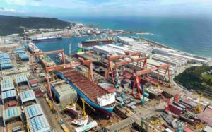 HD현대중공업 잠수함 화재 완진…실종자 발견